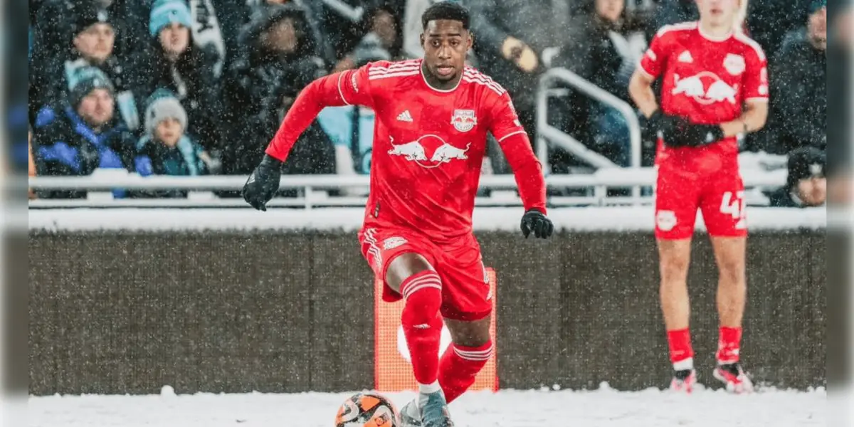 Con un gol de cabeza, el colombiano empató el partido.