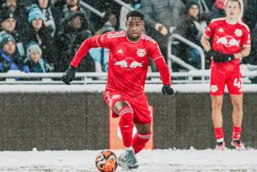 Con un gol de cabeza, el colombiano empató el partido.