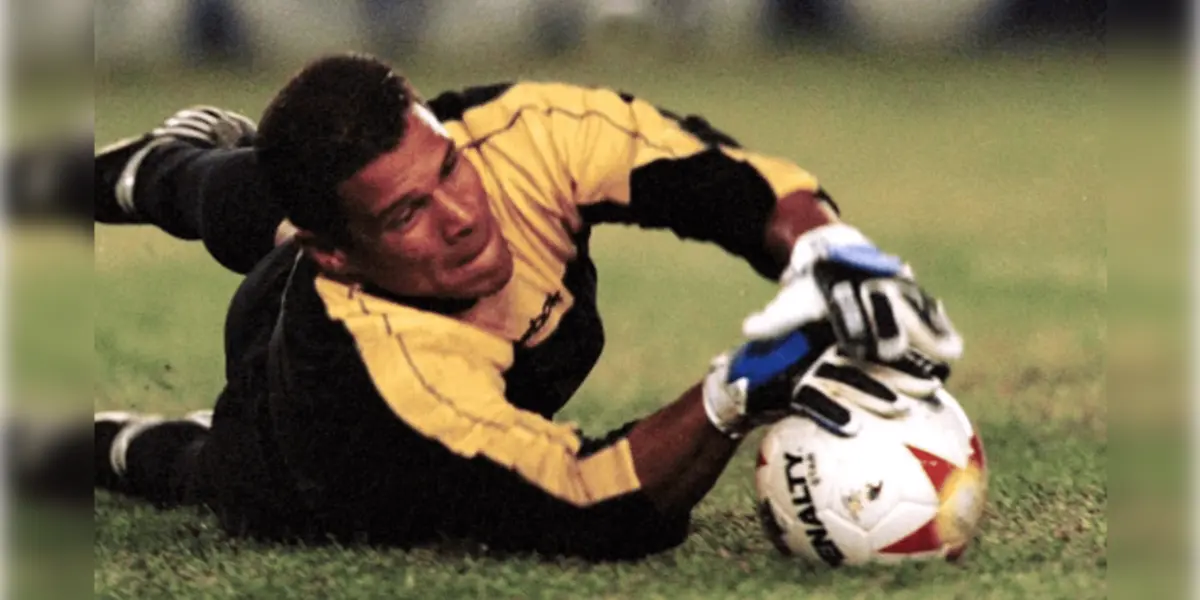 Durante su carrera recibió varias distinciones individuales y llegó a ser campeón mundial con Boca Juniors.