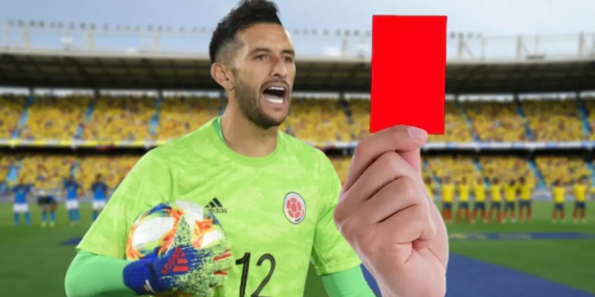 El arquero se vio obligado a abandonar su área para cortar el juego de Uruguay.