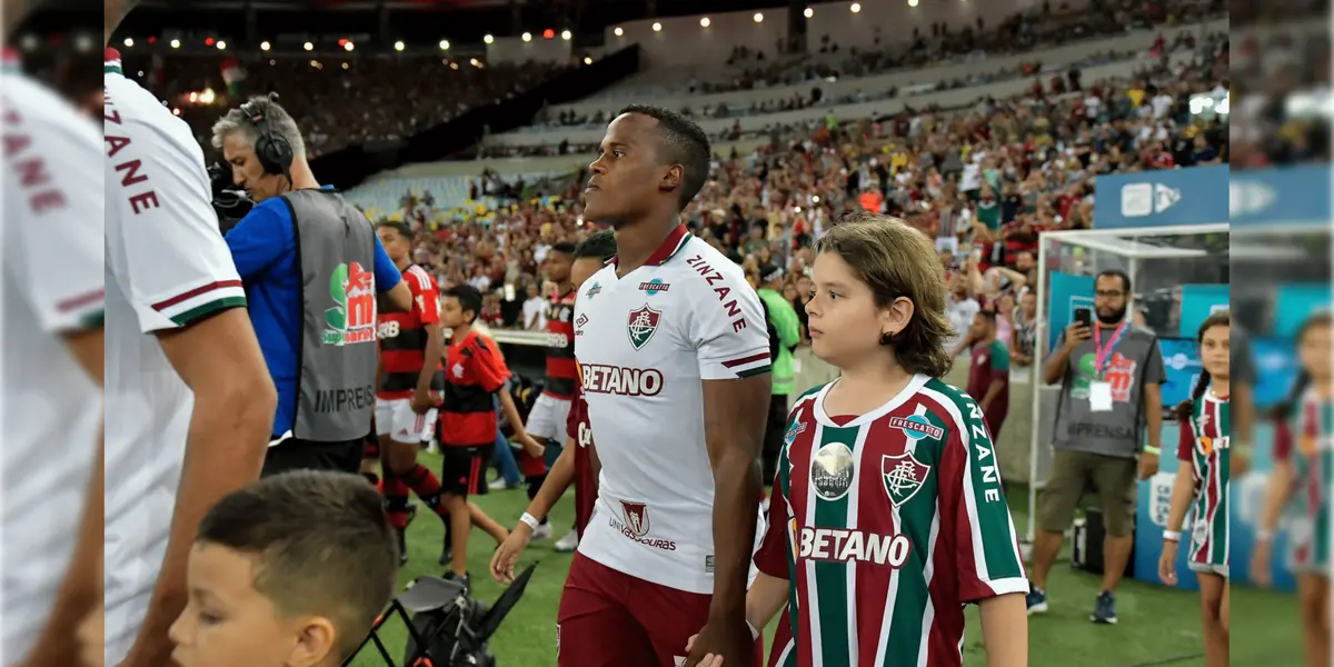 El atacante del Fluminense salió a la cancha agarrado de mano con un menor que tiene una historia particular.