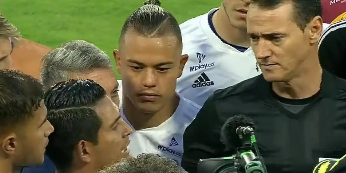 El colegiado antioqueño terminará polémica por una decisión crucial en el ‘clásico capitalino’.