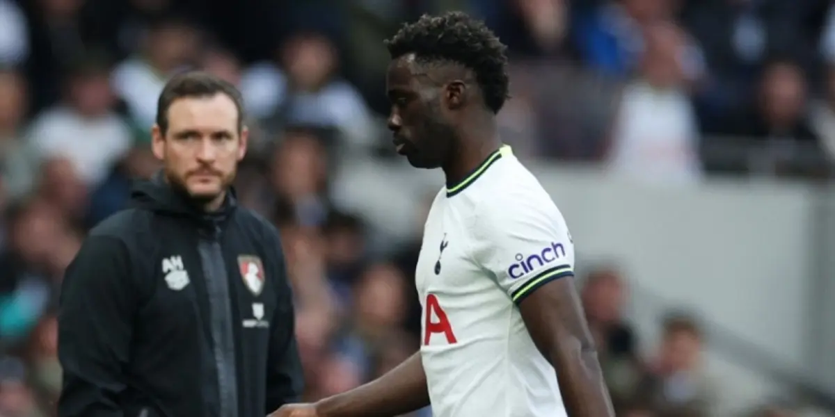 El defensor colombiano estuvo en el banco, pero al final del primer tiempo ingresó a la cancha.