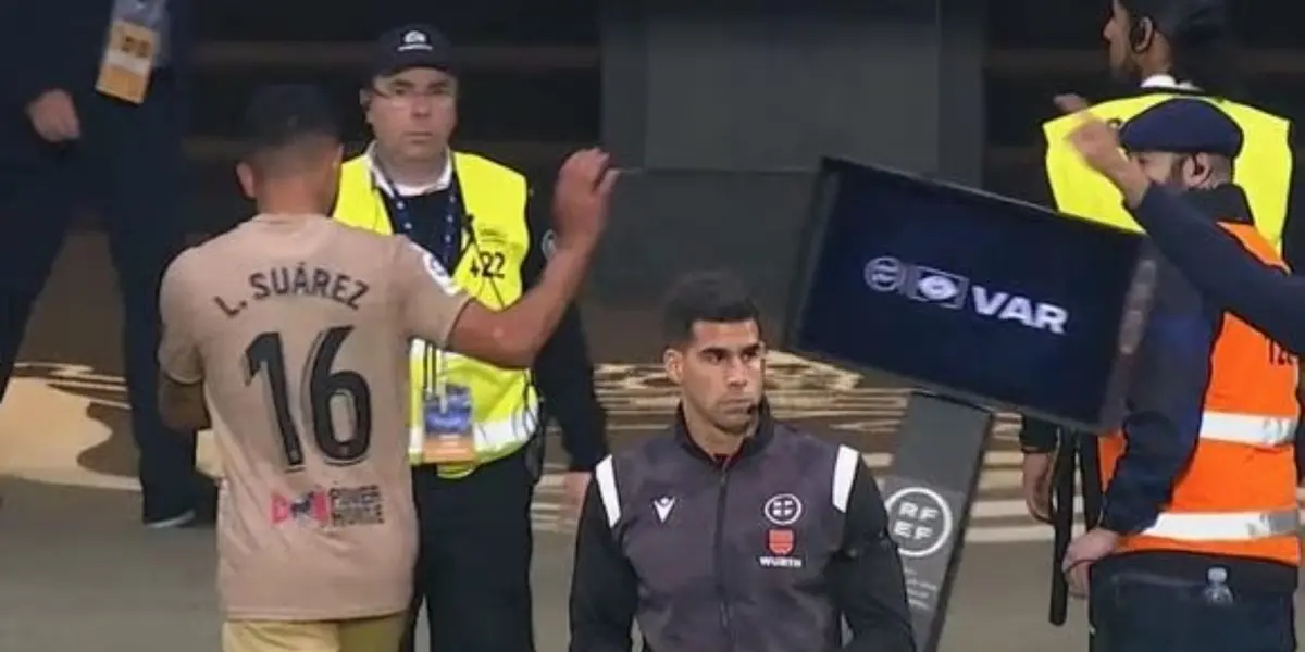 El delantero colombiano reaccionó de forma inesperada cuando se dirigía al camerino tras ser expulsado.