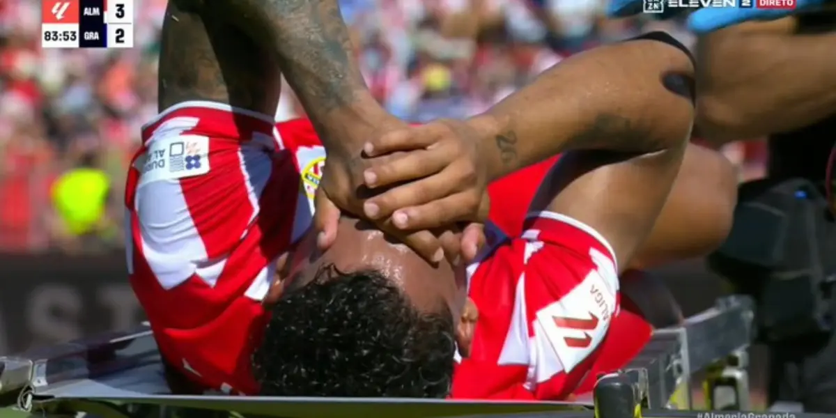 El delantero colombiano vivía una gran jornada en la victoria del Almería pero salió lesionado.