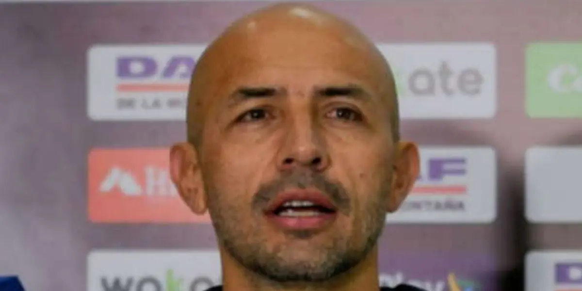 El entrenador asomó la cabeza para respirar