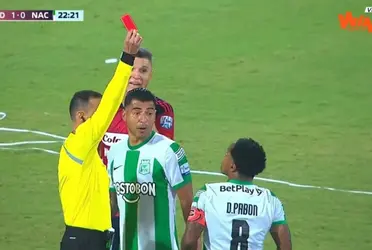 El experimentado jugador debió abandonar el terreno de juego al ver la tarjeta roja.