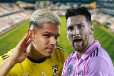 El futbolista colombiano recibió un grato reconocimiento por parte de los hinchas de su equipo.