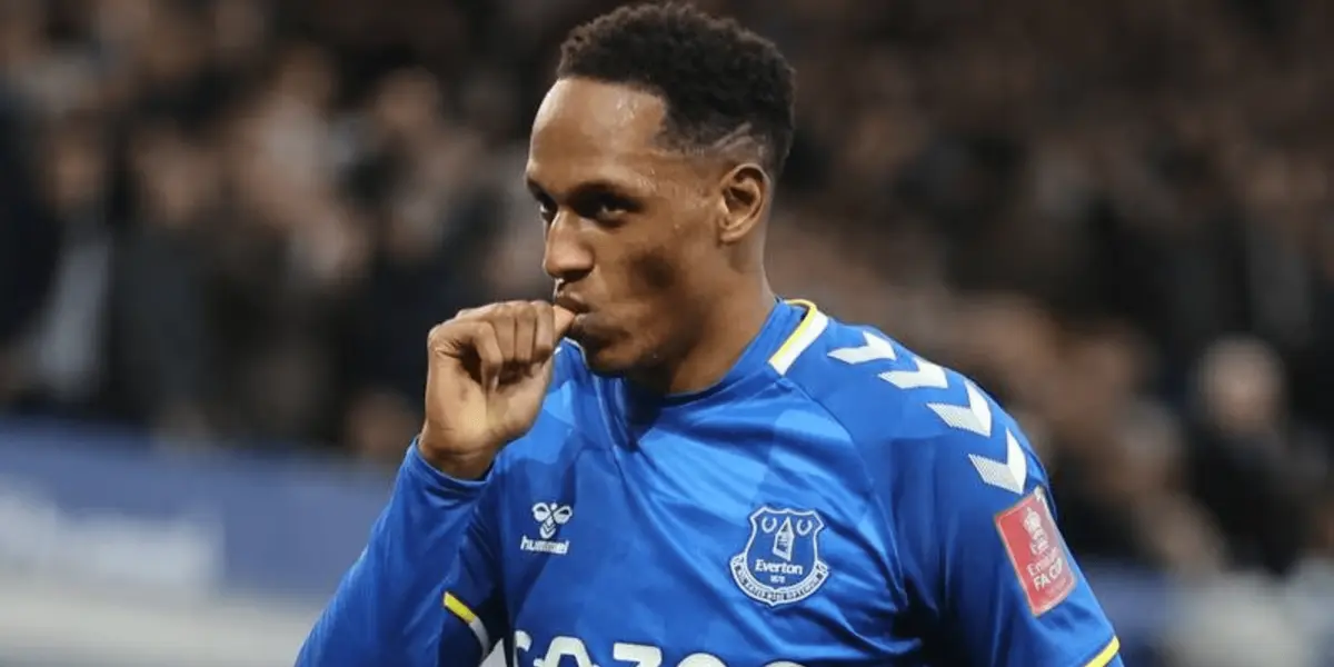 El futuro del defensor colombiano aún no está definido tras confirmarse su salida del Everton.