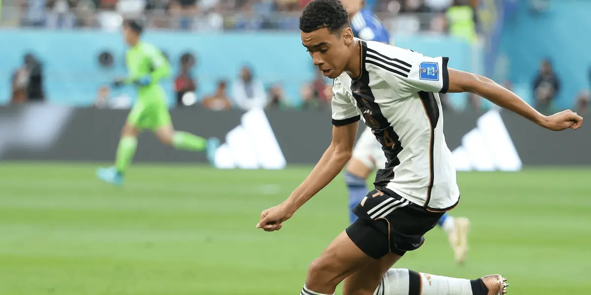 El gigante europeo atraviesa una crisis de resultados, mientras que los jóvenes colombianos lideran el recambio de la ‘Tricolor’ manteniendo un invicto.