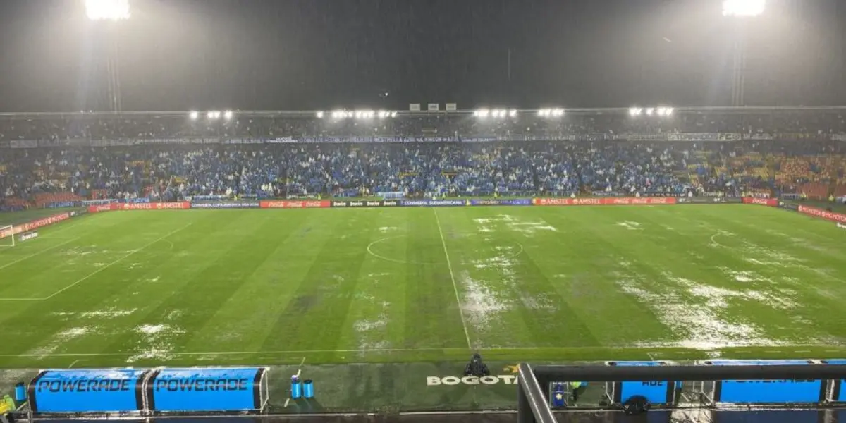 El partido ha tenido que ser suspendido por el juez central del compromiso por la imposibilidad de jugarse debido a la cantidad de agua que hay en el terreno.