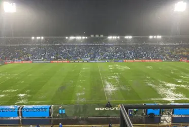 El partido ha tenido que ser suspendido por el juez central del compromiso por la imposibilidad de jugarse debido a la cantidad de agua que hay en el terreno.