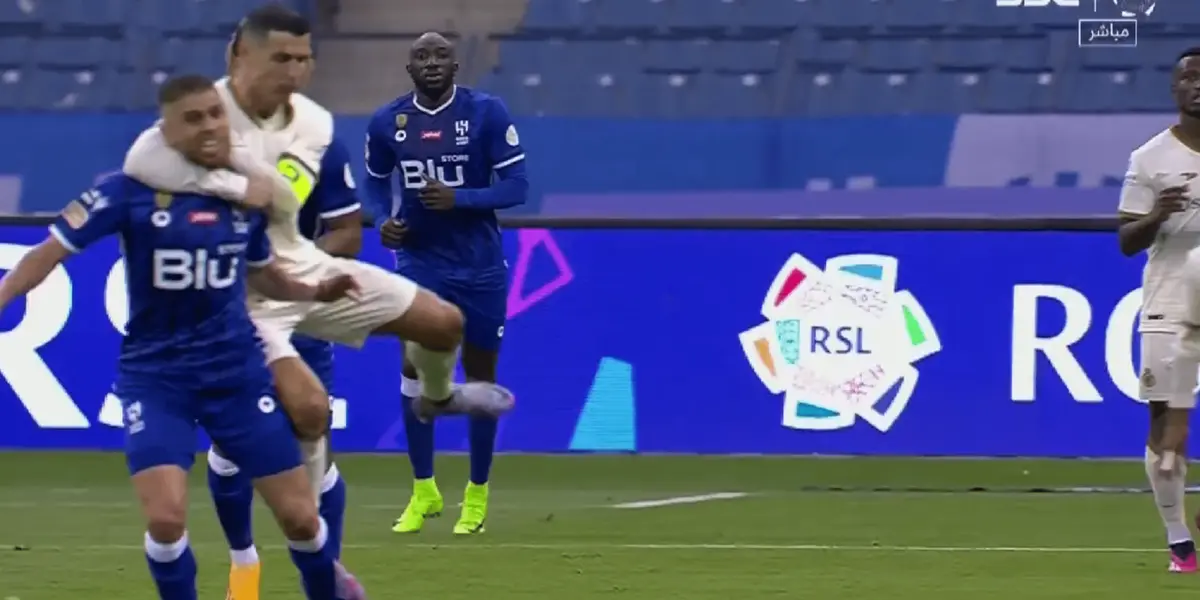 La acción se dio en medio de la disputa del balón entre el colombiano y el portugués.