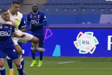 La acción se dio en medio de la disputa del balón entre el colombiano y el portugués.