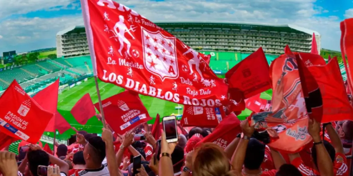 La hinchada escarlata no podía ingresar al estadio para este partido, pero armaron su fiesta a las afueras del estadio.