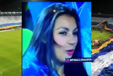 La seguidora del ‘Embajador’ fue captada por una cámara mientras hacía movimientos en su boca.